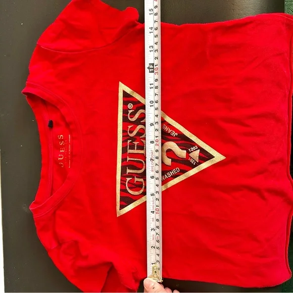 GUESS Cropped Logo Tee - Picture 5 of 5